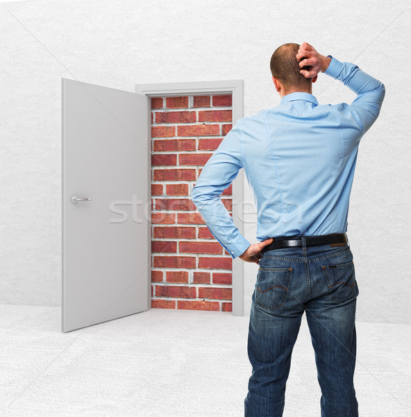 Não maneira em pé homem de negócios fechado porta Foto stock © tiero