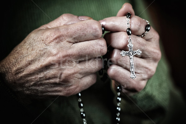Mujer orar manos clásico católico rosario Foto stock © tiero