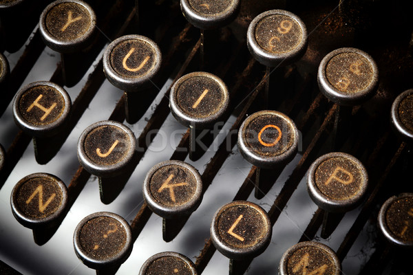 Vintage máquina de escribir primer plano teclado carta comunicación Foto stock © tiero