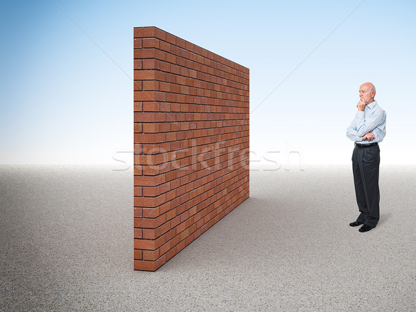 Soluţie în picioare caucazian bătrân 3D zid de cărămidă Imagine de stoc © tiero
