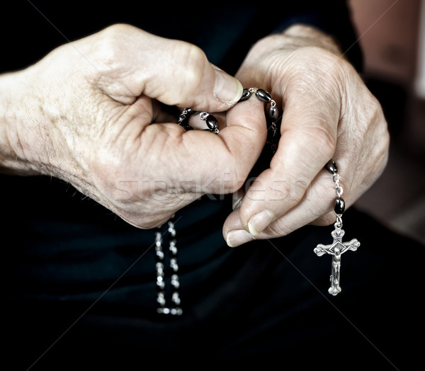 Rozenkrans oude man handen klassiek kruis jesus Stockfoto © tiero