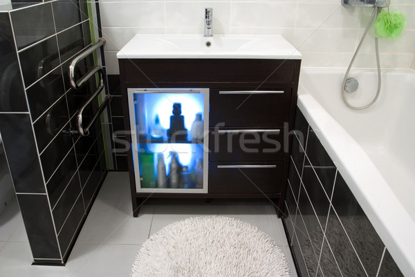 Baie articole de toaleta modern interior cameră Imagine de stoc © timbrk