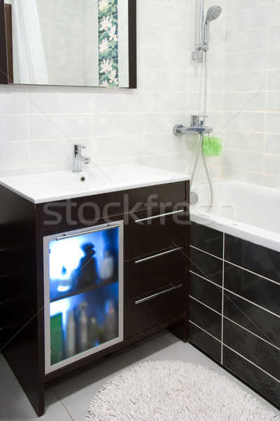 Baie articole de toaleta modern interior lemn Imagine de stoc © timbrk