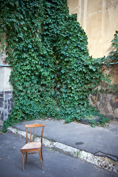Vechi scaun lemn vechi uitat stradă perete Imagine de stoc © timbrk