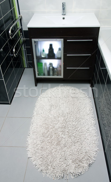 Modern baie articole de toaleta interior negru Imagine de stoc © timbrk