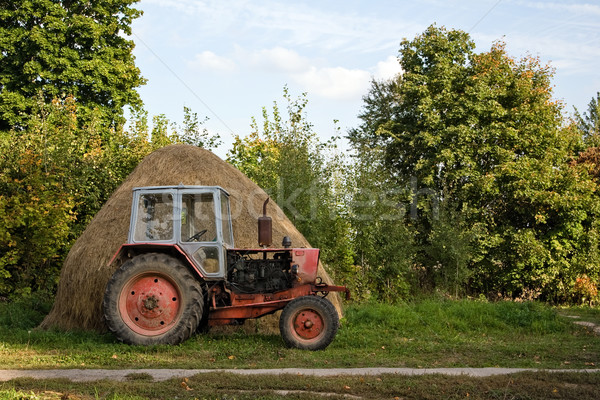 Vechi tractor claie de fan roşu iarbă vară Imagine de stoc © timbrk