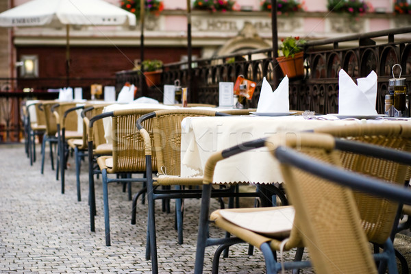 Stradă cafenea Republica Ceha tabel grup cină Imagine de stoc © timbrk