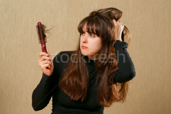 Confuso cabelo mulher escova de cabelo mão cara Foto stock © timbrk
