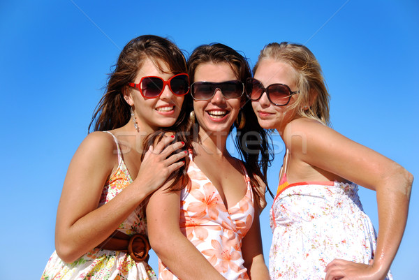 Három fiatal nő szórakozás tengerpart nyár nap Stock fotó © tish1