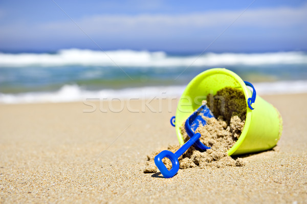 Jucărie găleată lopată plajă apă fundal Imagine de stoc © tish1