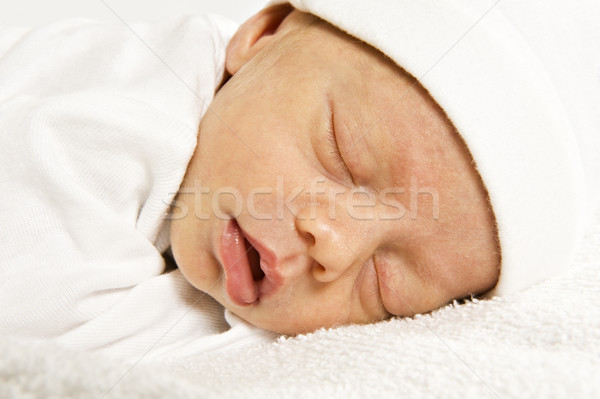 Dulce nou nascut copil dormit pace Imagine de stoc © tish1