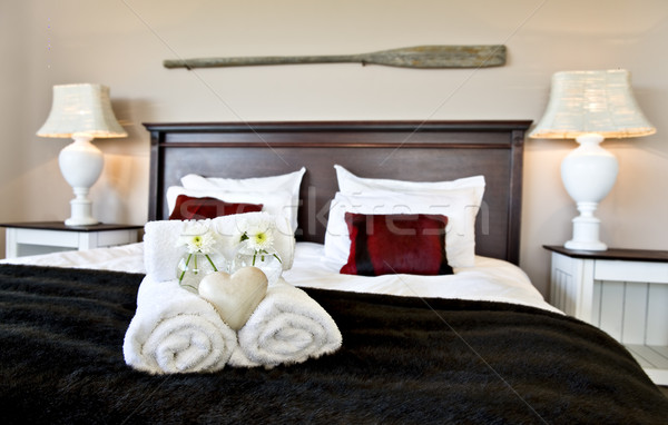 Slaapkamer klaar zachte warm verlichting hotel Stockfoto © tish1