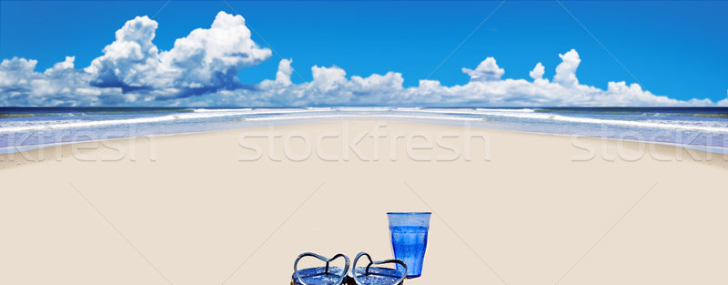 商業照片: 熱帶海灘 · 海灘 · 鞋 · 藍色 · 玻璃 · 水