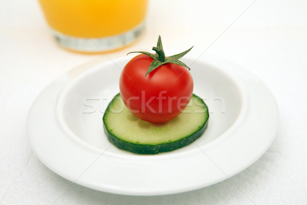 Dieet maaltijd komkommer tomaat plaat snack Stockfoto © tlorna