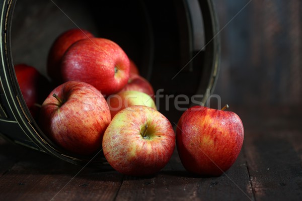 [[stock_photo]]: Baril · plein · rouge · pommes · bois · grunge