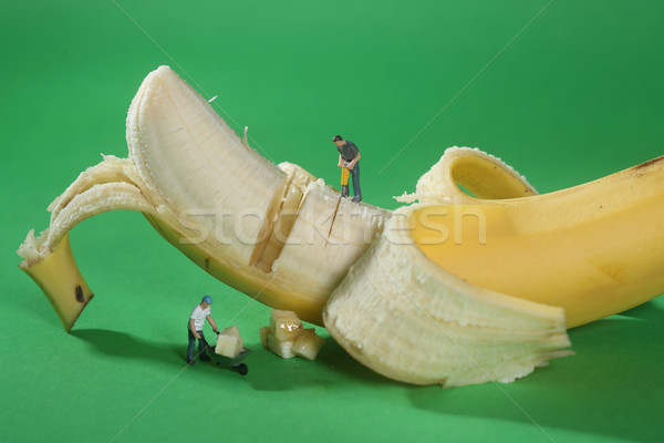Construção trabalhadores comida banana miniatura Foto stock © tobkatrina
