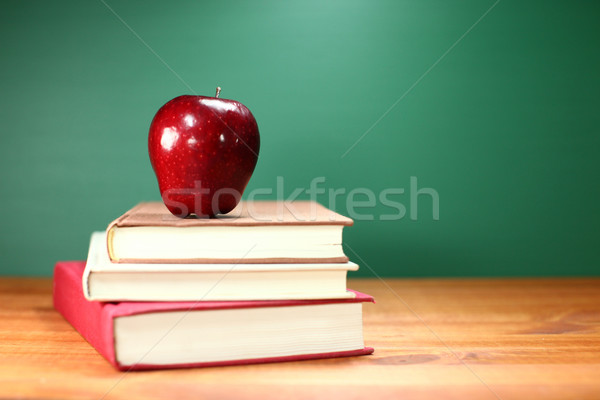 Inapoi la scoala cărţi măr tabla spatiu copie lemn Imagine de stoc © tobkatrina
