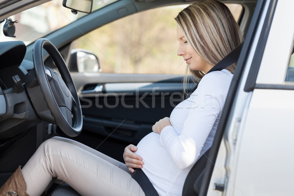 Femeie gravida in spatele volan tineri securitate gravidă Imagine de stoc © tommyandone