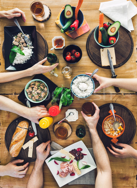 Superior vista grupo de personas sesión mesa comida Foto stock © tommyandone