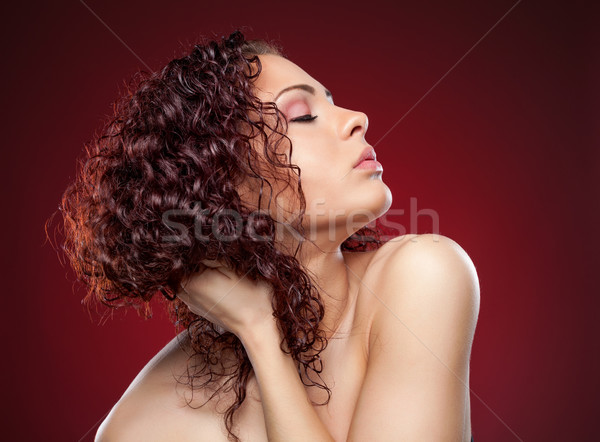 Gyönyörű nő piros göndör haj gyönyörű fiatal nő arc Stock fotó © tommyandone