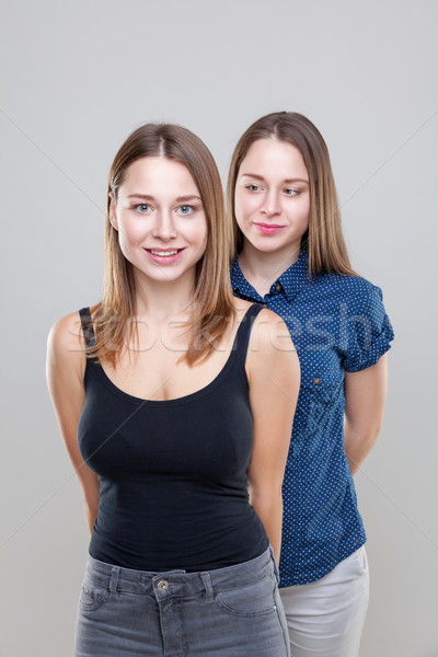 [[stock_photo]]: Studio · jeunes · jumeau · soeurs · heureux · famille