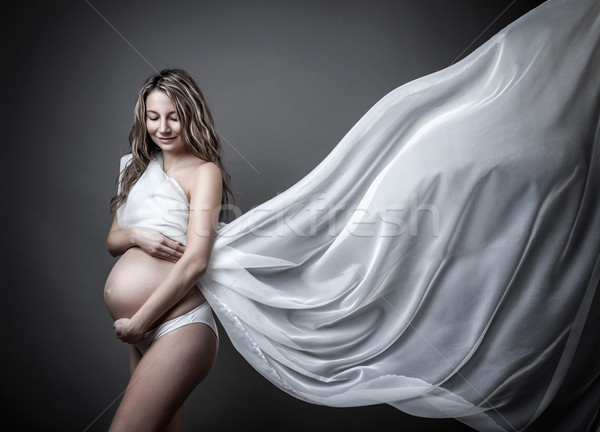 Portret zwangere vrouw doek naar beneden te kijken familie gelukkig Stockfoto © tommyandone