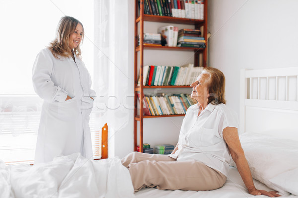 Zorg ouderen arts patiënt home ondersteuning Stockfoto © tommyandone