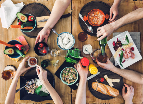 Foto stock: Superior · vista · grupo · de · personas · sesión · mesa · comida