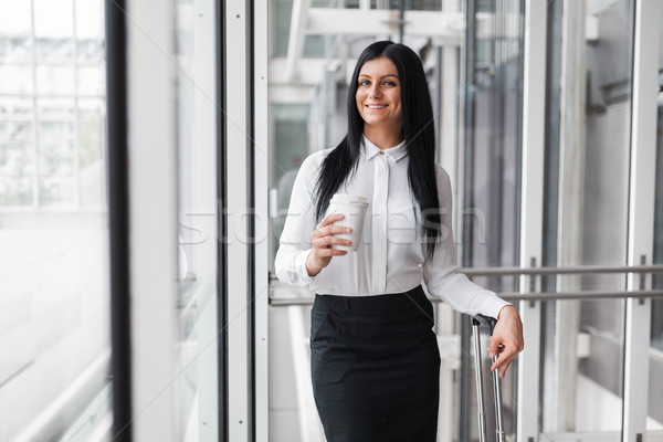 Foto stock: Exitoso · mujer · de · negocios · café · maleta · oficina · jóvenes