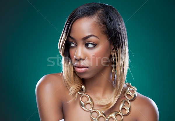 Atrakcyjny czarnej kobiety złoty naszyjnik piękna Zdjęcia stock © tommyandone