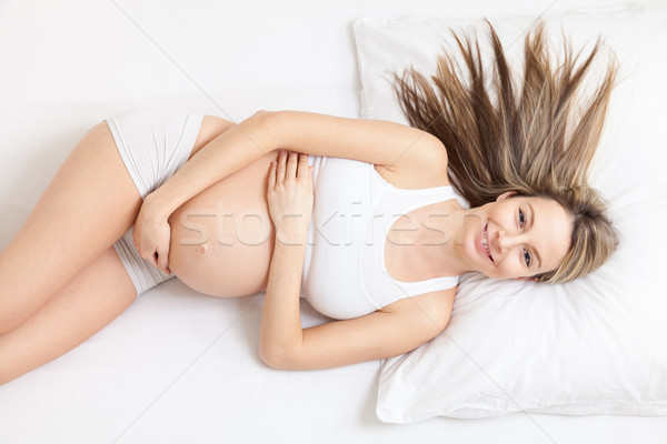 Foto stock: Mulher · grávida · relaxante · cama · jovem · bebê · feliz