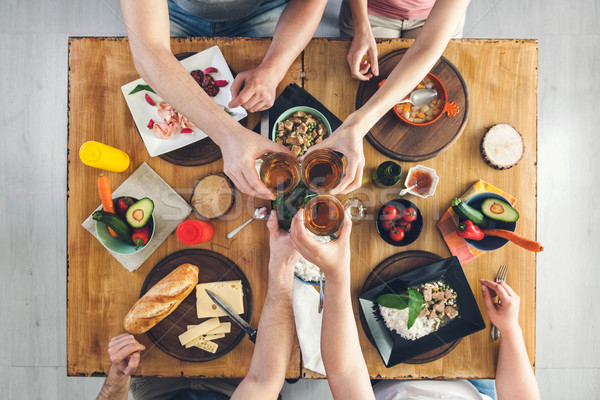 Top vedere grup de oameni şedinţei tabel alimente Imagine de stoc © tommyandone