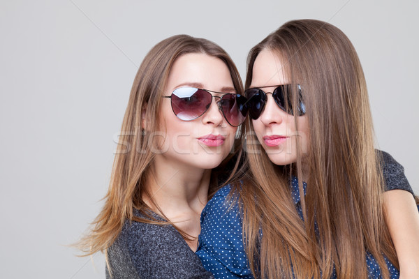 [[stock_photo]]: Studio · jeunes · jumeau · soeurs · heureux