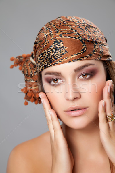 Kaukasisch schoonheid hoofddoek jonge vrouw Stockfoto © tommyandone