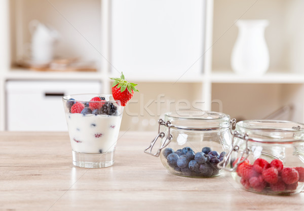 Délicieux saine yaourt fraîches baies table Photo stock © tommyandone
