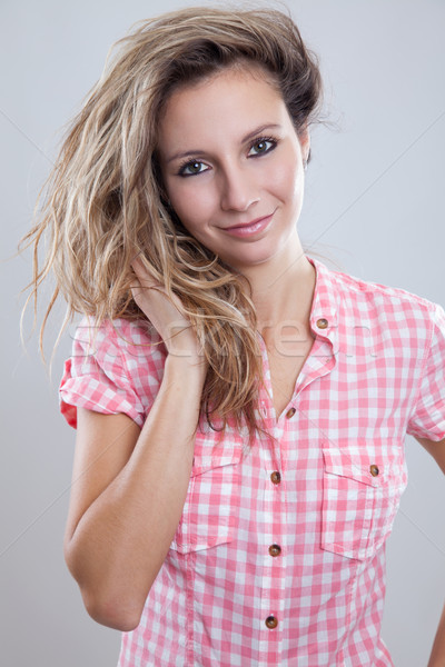 Jól kinéző fiatal nő tart haj modell szépség Stock fotó © tommyandone