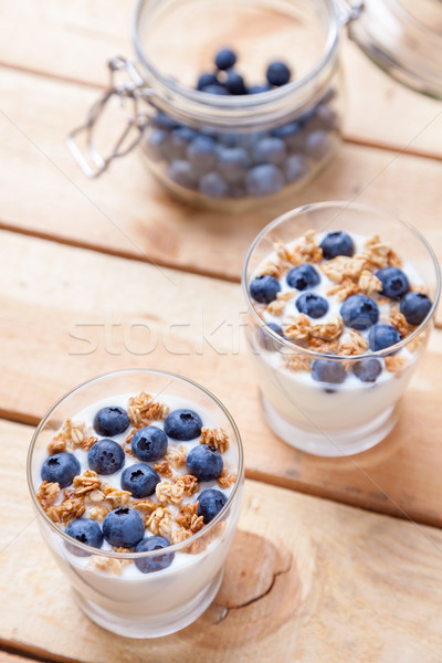 Nutritiv sănătos iaurt afine cereale bio Imagine de stoc © tommyandone