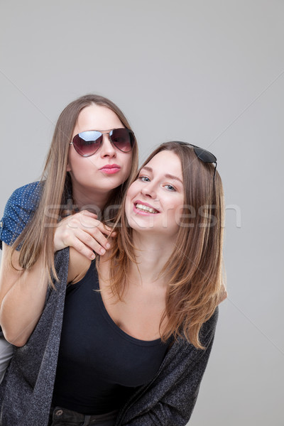 Estúdio jovem gêmeo irmãs feliz Foto stock © tommyandone