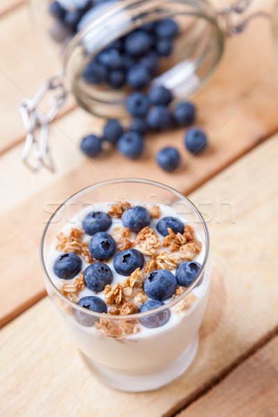 Nutritiv sănătos iaurt afine cereale bio Imagine de stoc © tommyandone
