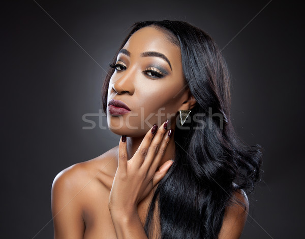 Negru frumuseţe elegant parul cret tineri femeie frumoasa Imagine de stoc © tommyandone