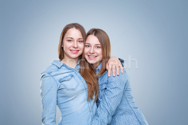Estudio jóvenes gemelo hermanas feliz Foto stock © tommyandone
