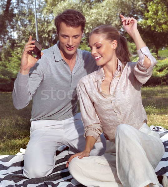 [[stock_photo]]: Couple · écouter · joueur · carré · heureux