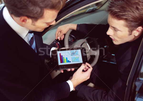 Człowiek zakupu samochodu posiedzenia nowego Zdjęcia stock © toocan