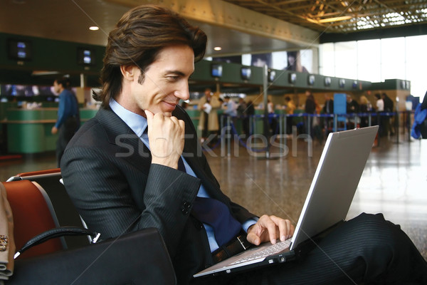Pracy laptop lotniska biznesmen laptop działalności Zdjęcia stock © toocan