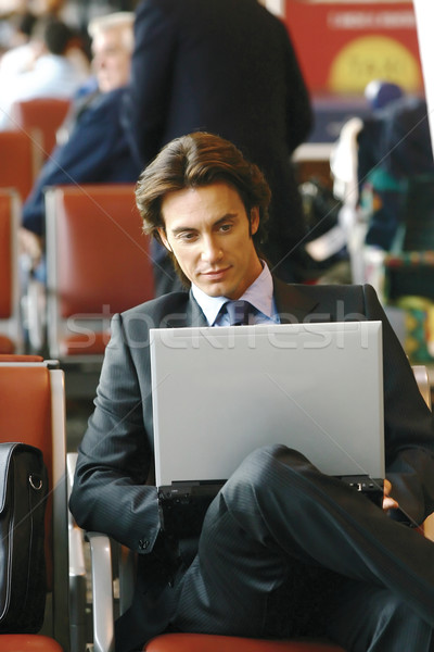 Biznesmen posiedzenia lotniska działalności komputera biuro Zdjęcia stock © toocan
