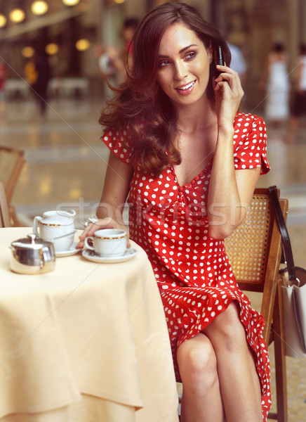 Piękna kobieta posiedzenia Kafejka komórkowych mówić telefonu Zdjęcia stock © toocan