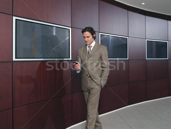 üzletember beszél mobiltelefon iroda lobbi telefon Stock fotó © toocan