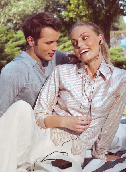 Para słuchania muzyki placu szczęśliwy Zdjęcia stock © toocan