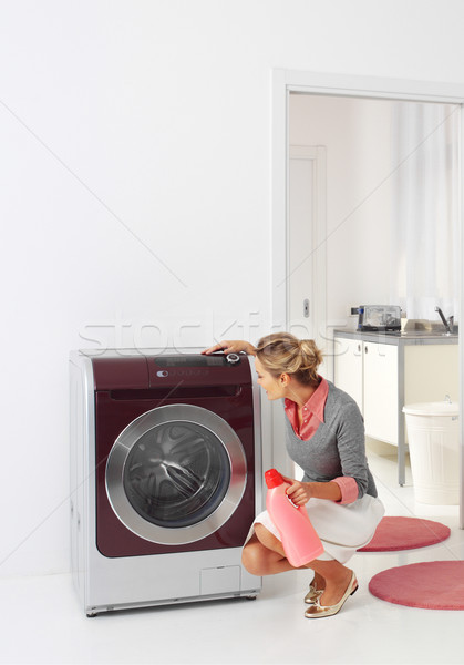 Pranie uśmiechnięta kobieta pralka domu pracy wnętrza Zdjęcia stock © toocan