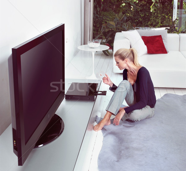 Izlerken ev sineması kadın oturma odası televizyon ev Stok fotoğraf © toocan